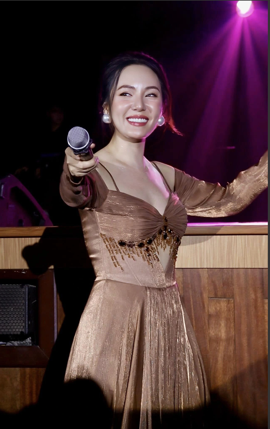 Ca sĩ Phương Linh đăng bài lên tiếng xin lỗi Văn Mai Hương và Hứa Kim Tuyền do đã hát ca khúc "Mưa tháng sáu" độc quyền mà chưa xin phép.