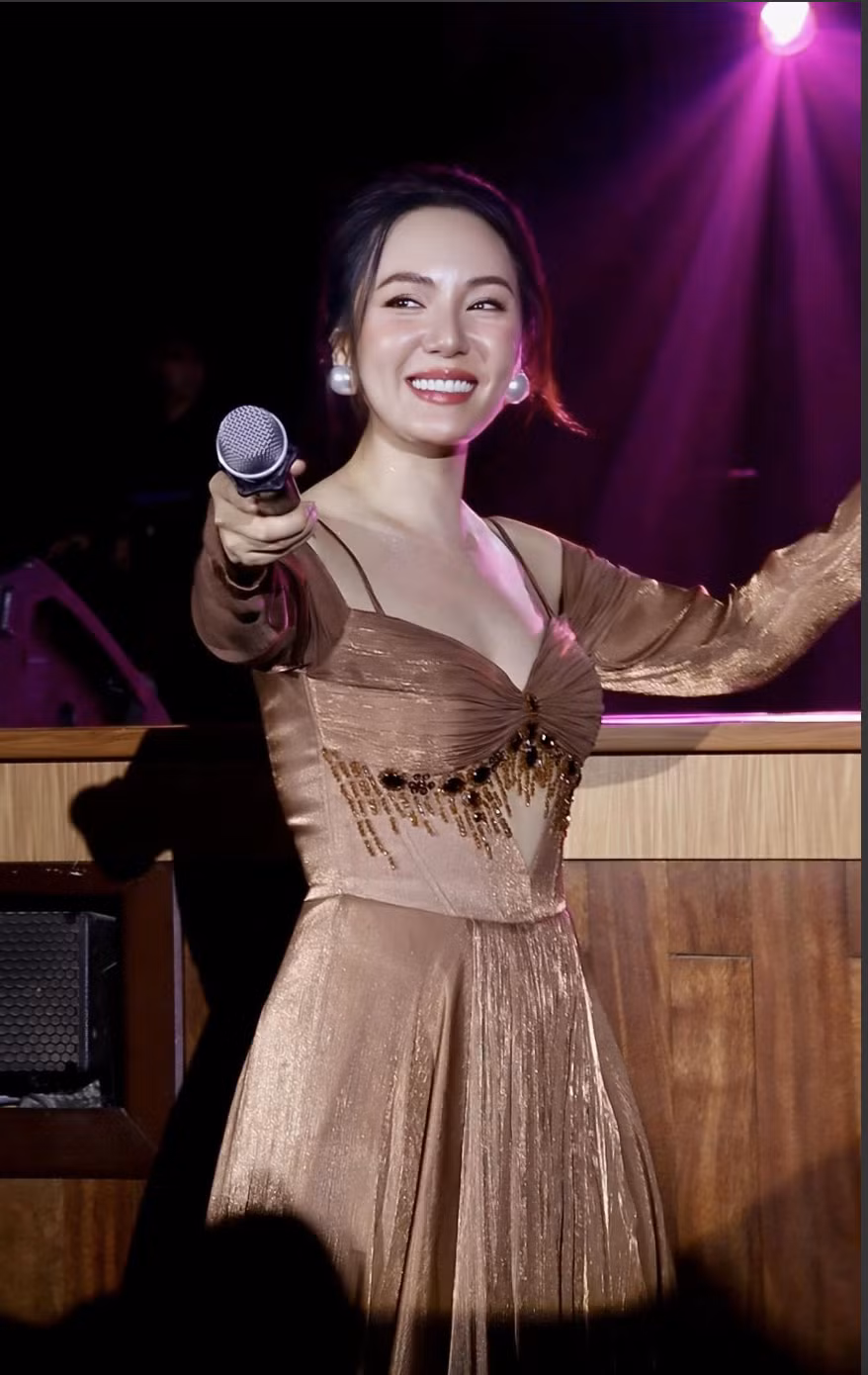 Ca sĩ Phương Linh đăng bài lên tiếng xin lỗi Văn Mai Hương và Hứa Kim Tuyền do đã hát ca khúc "Mưa tháng sáu" độc quyền mà chưa xin phép.