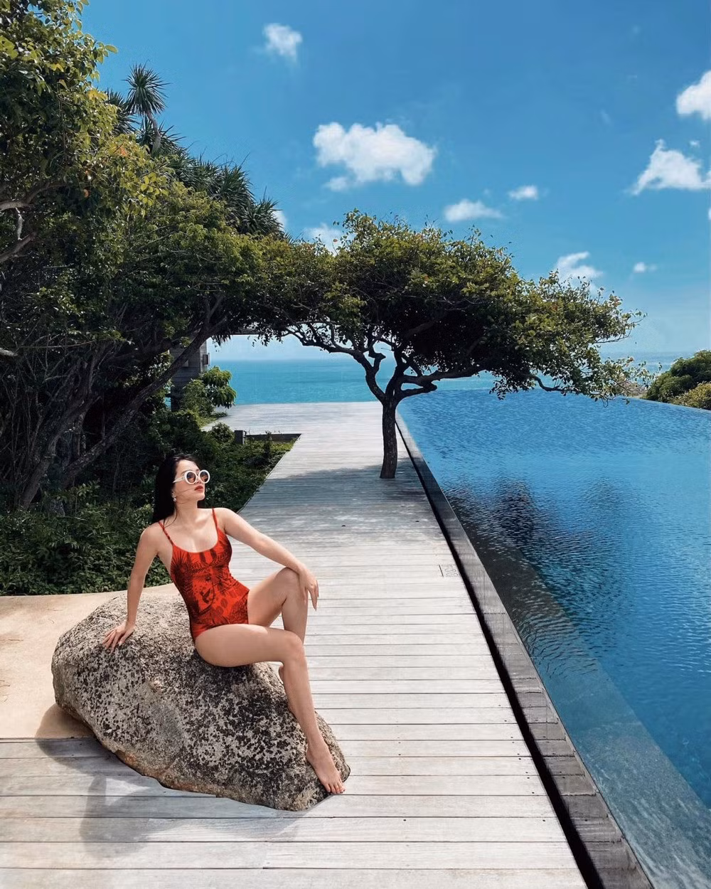 Ca sĩ Bảo Thy diện áo tắm thả dáng trong một resort 5 sao.