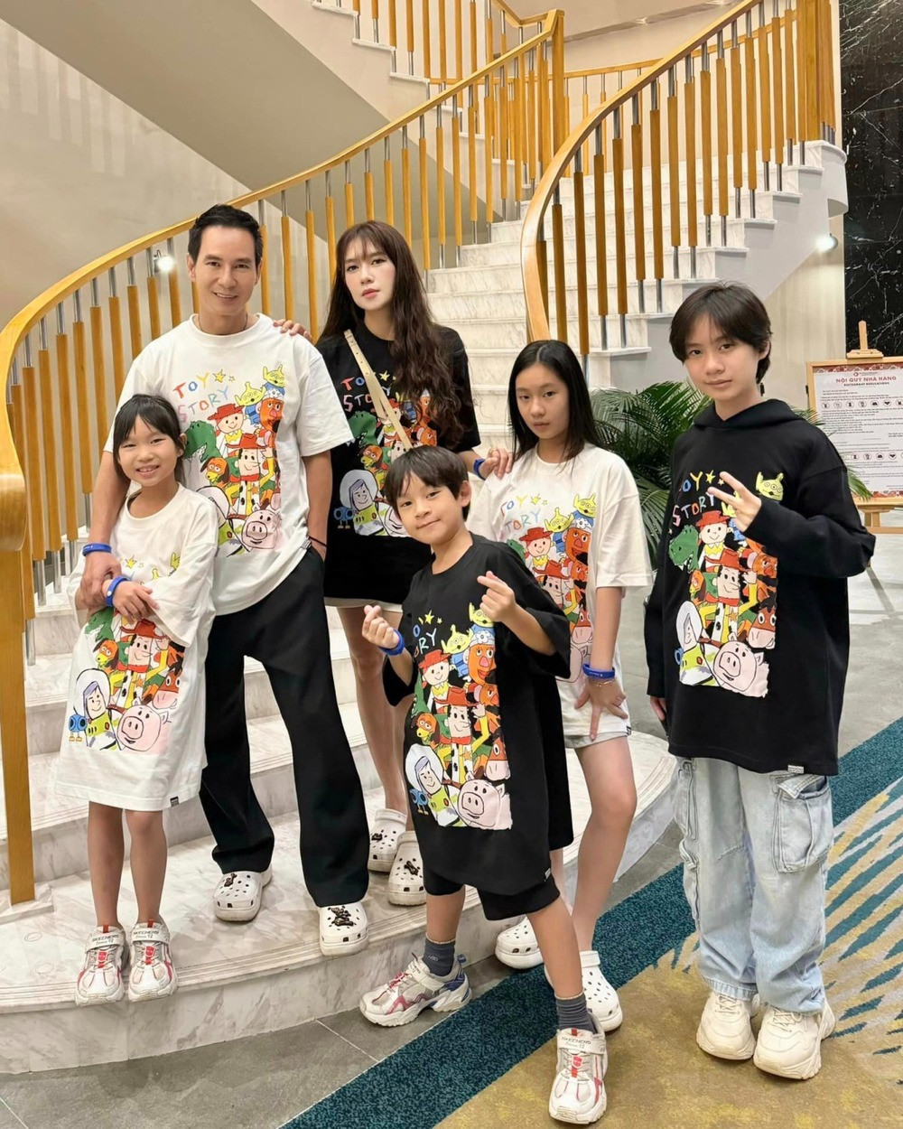 Gia đình đạo diễn Lý Hải - Minh Hà khoe hình mặc đồng phục ăn ý.