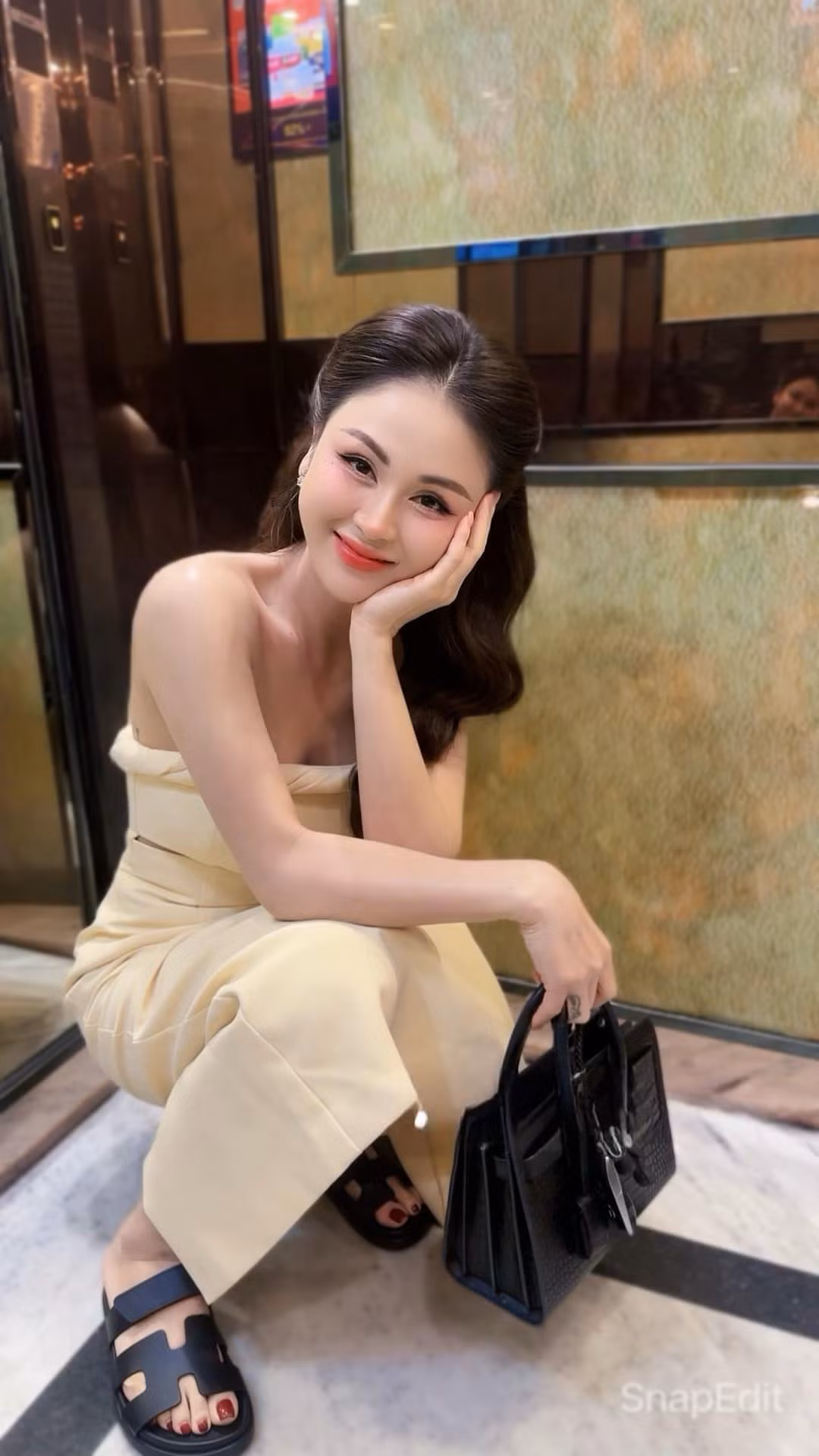 Nữ diễn viên Lương Thu Trang chia sẻ ảnh mệt mỏi sau một ngày nhiều việc.