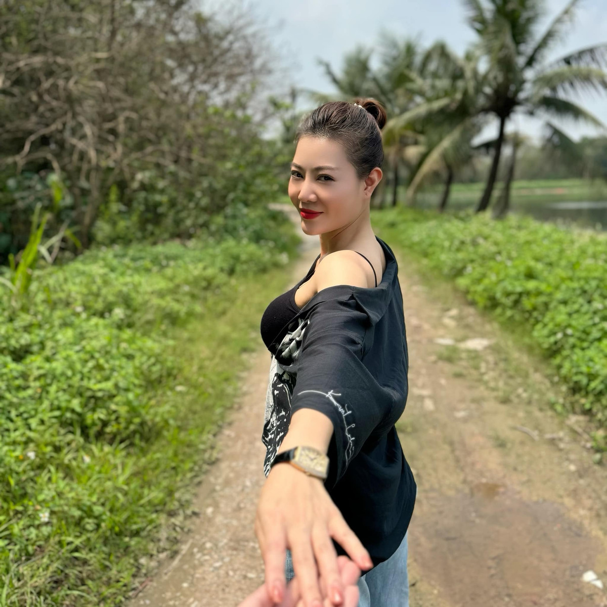 Diễn viên Thanh Hương được khen "lột xác" về hình ảnh, ngày càng gợi cảm hậu ly hôn.