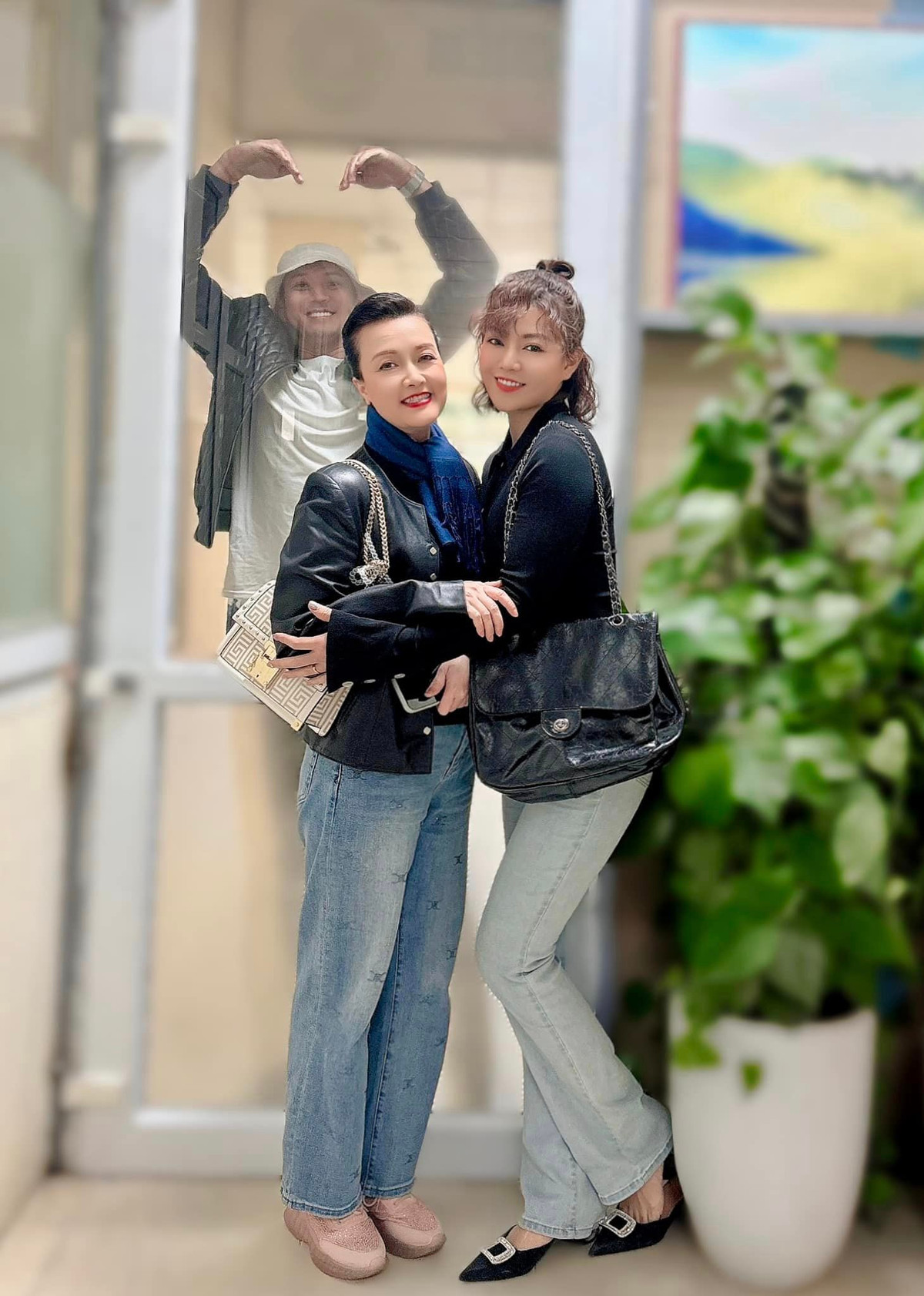 Thanh Hương tập trung cho công việc sau biến cố hôn nhân. Trong ảnh, cô và "mẹ chồng" Vân Dung thân thiết ở hậu trường "Người một nhà".