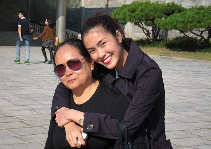 Tăng Thanh Hà sinh ngày 24/10/1986 tại Gò Công, Tiền Giang trong một gia đình gốc Hoa. Gia đình cô có 5 anh chị em (2 trai, 3 gái), cô là áp út. Khi cô đang học lớp 6, gia đình gặp thất bại trong làm ăn phải bán nhà để trả nợ, mẹ của cô buộc phải thay thế cha trong vai trò trụ cột gia đình và cô phải theo phụ mẹ kiếm sống. 11 tuổi, Hà luôn phải thức dậy từ sớm để phụ mẹ mình làm cơm và giao cho khách hàng. (Ảnh: FB Tăng Thanh Hà)