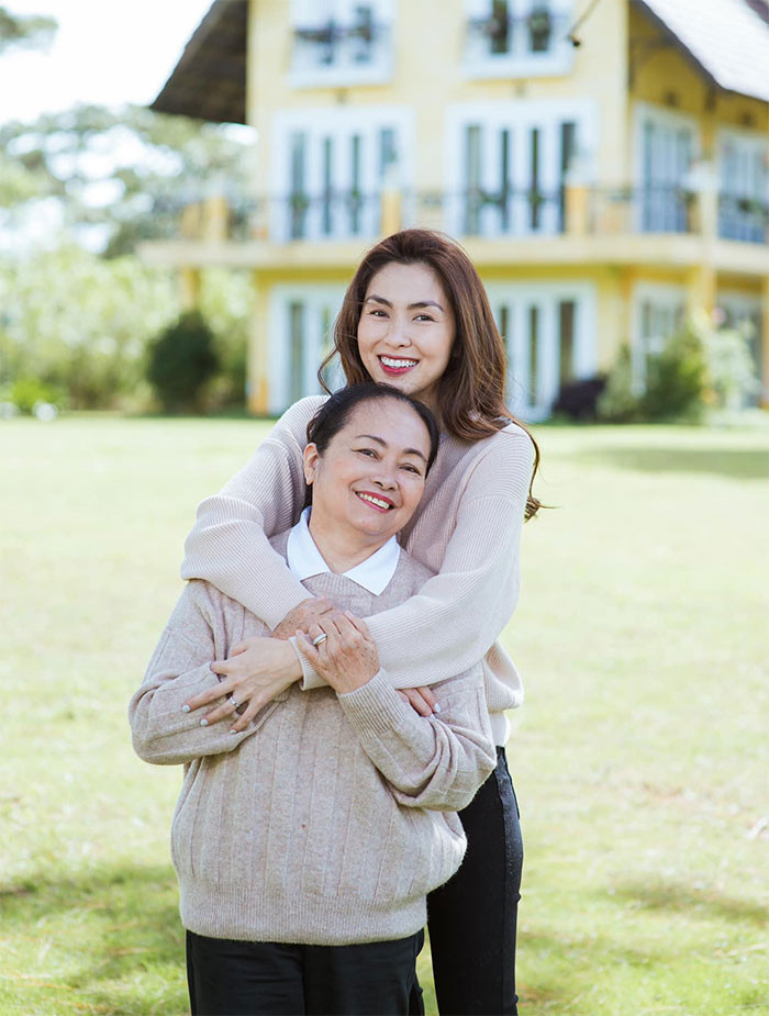 Mặc dù gia đình gặp nhiều khó khăn nhưng mẹ Tăng Thanh Hà vẫn cho cô theo đuổi con đường nghệ thuật bằng cách đưa cô vào học kịch nghệ ở Idecaf vào mỗi tối. (Ảnh: FB Tăng Thanh Hà)