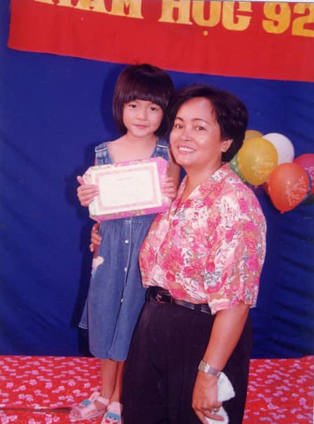 "Mỗi năm đến sinh nhật con, mẹ luôn chờ đúng giờ con chào đời để nhắn tin chúc mừng con... Sinh nhật không chỉ là ngày của riêng con mà còn là ngày đặc biệt của mẹ nữa, ngày hai mẹ con mình lần đầu gặp nhau. Cảm ơn mẹ đã mang con đến với cuộc đời này và luôn là bến đỗ bình yên của con. Con yêu mẹ!", nàng ngọc nữ viết. (Ảnh: FB Tăng Thanh Hà)