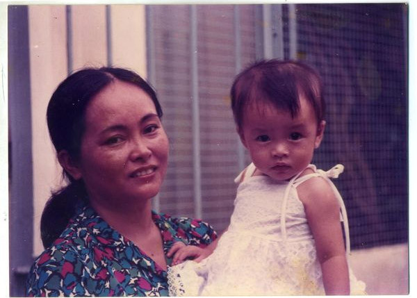 Trên trang cá nhân, Tăng Thanh Hà mới đăng loạt ảnh chụp cùng mẹ từ lúc cô còn nhỏ xíu cho tới khi trưởng thành. (Ảnh: FB Tăng Thanh Hà)