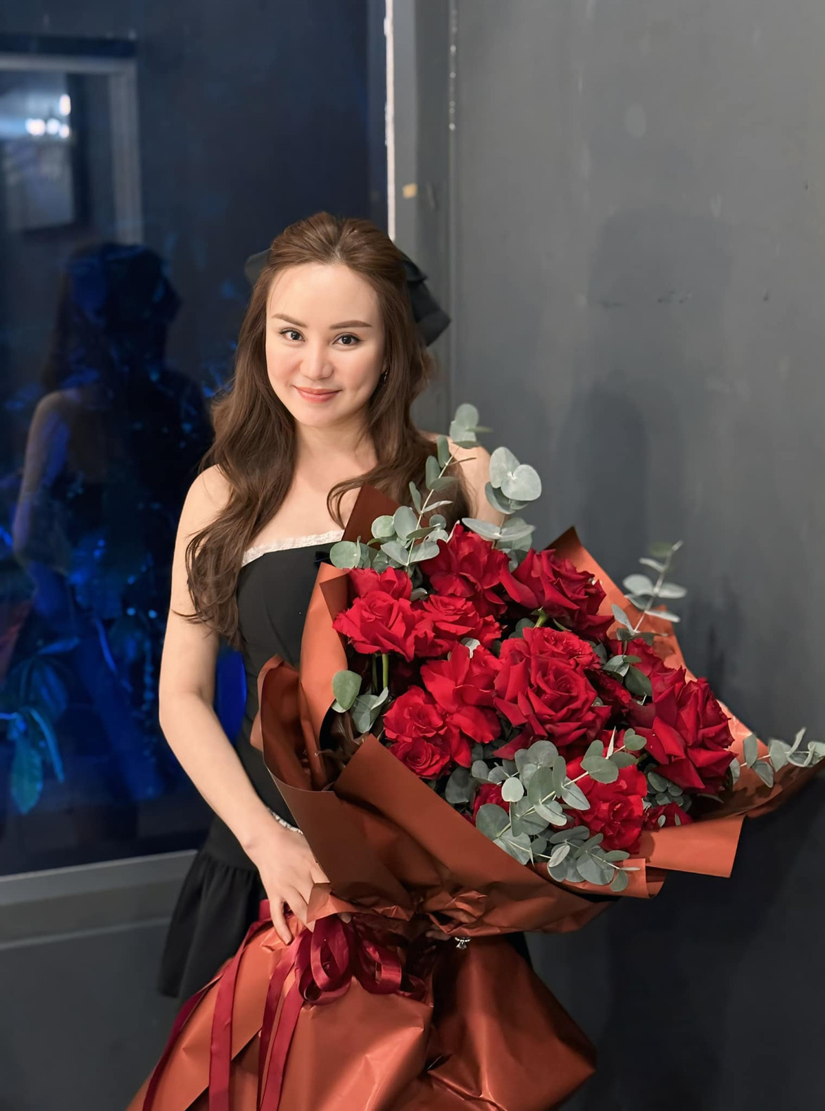 Vy Oanh hạnh phúc trước bó hoa được chồng tặng. Ảnh: FB Nguyễn Vy Oanh