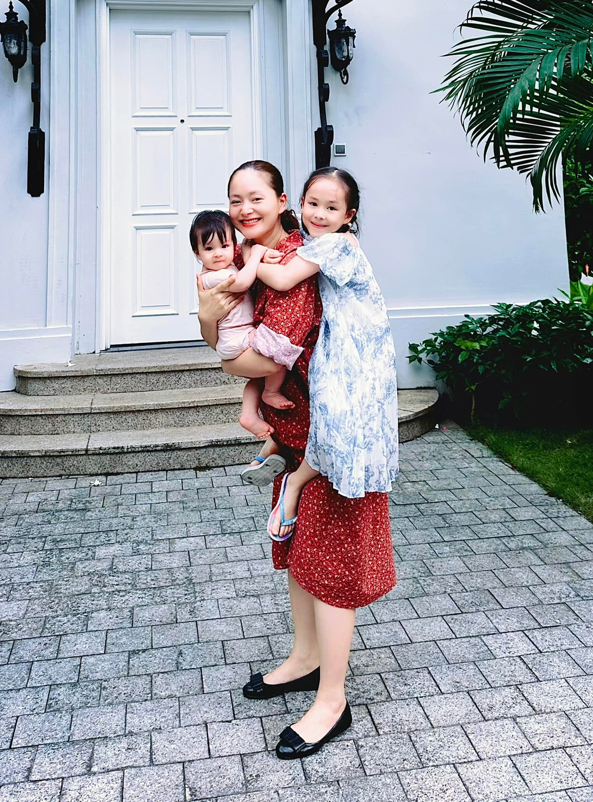 Diễn viên Lan Phương chia sẻ khoảnh khắc đáng yêu với hai con. Ảnh: FB Lan Phuong Nguyen