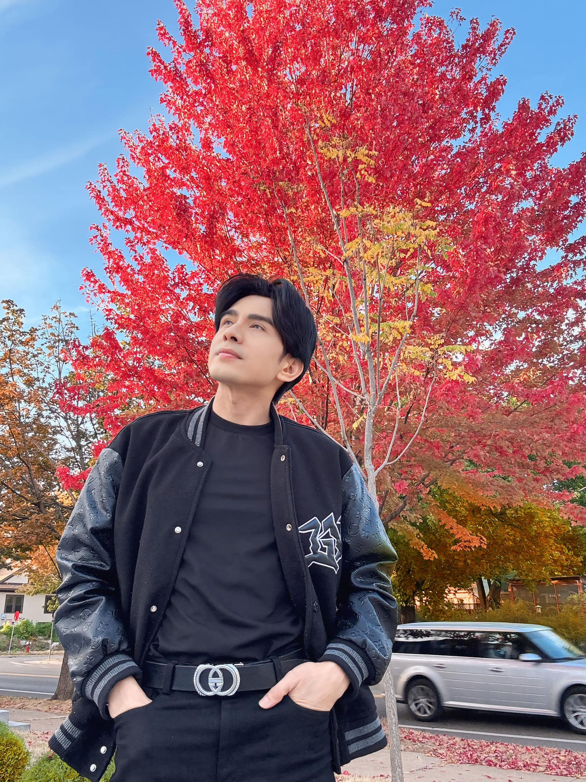 Ca sĩ Đan Trường tạo dáng bên cây phong lá đỏ, người hâm mộ khen "trẻ mãi không già". Ảnh: FB Dan Truong Pham