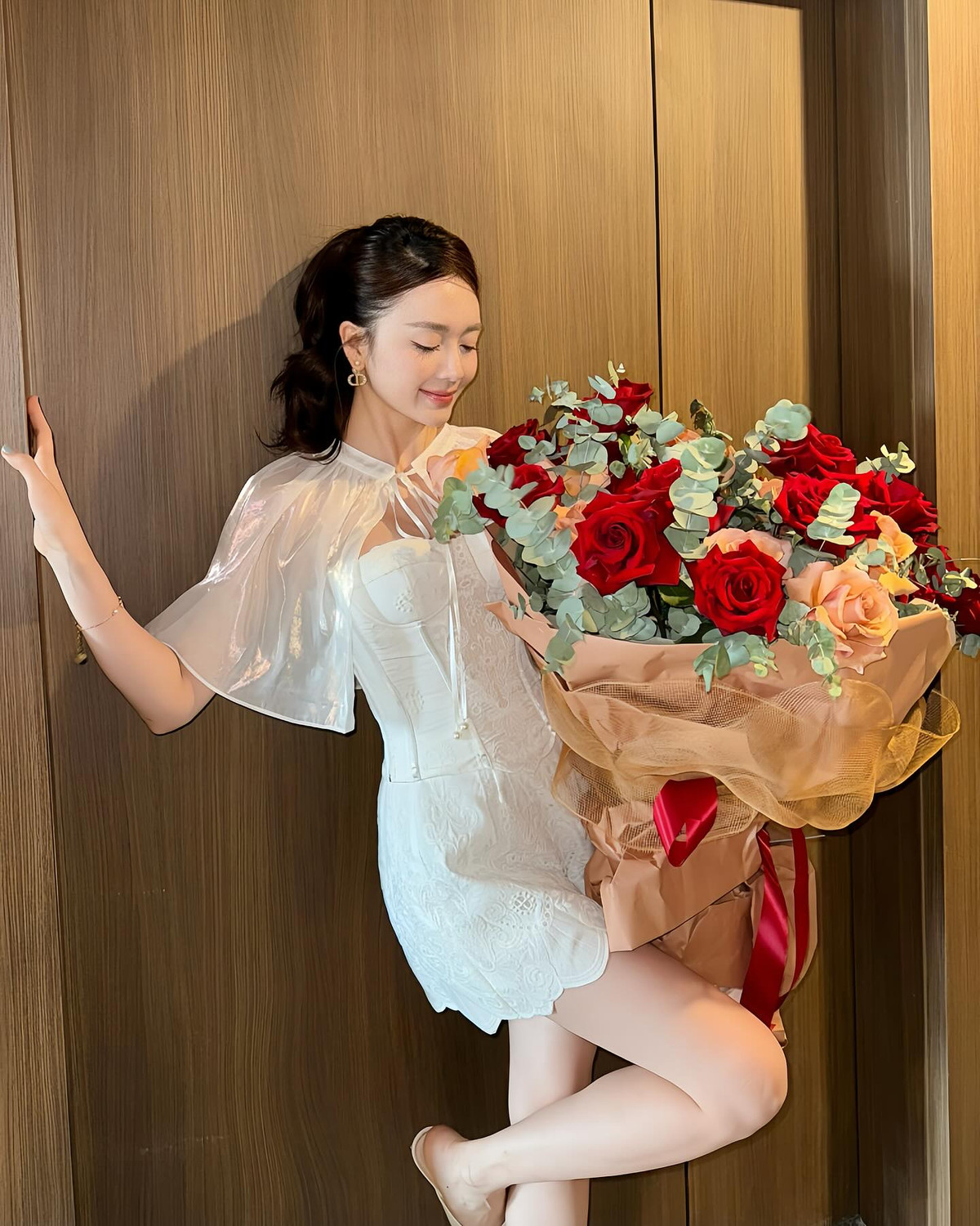 Thiều Bảo Trang xinh đẹp rạng rỡ bên bó hoa hồng. Ảnh: FB Thiều Bảo Trang