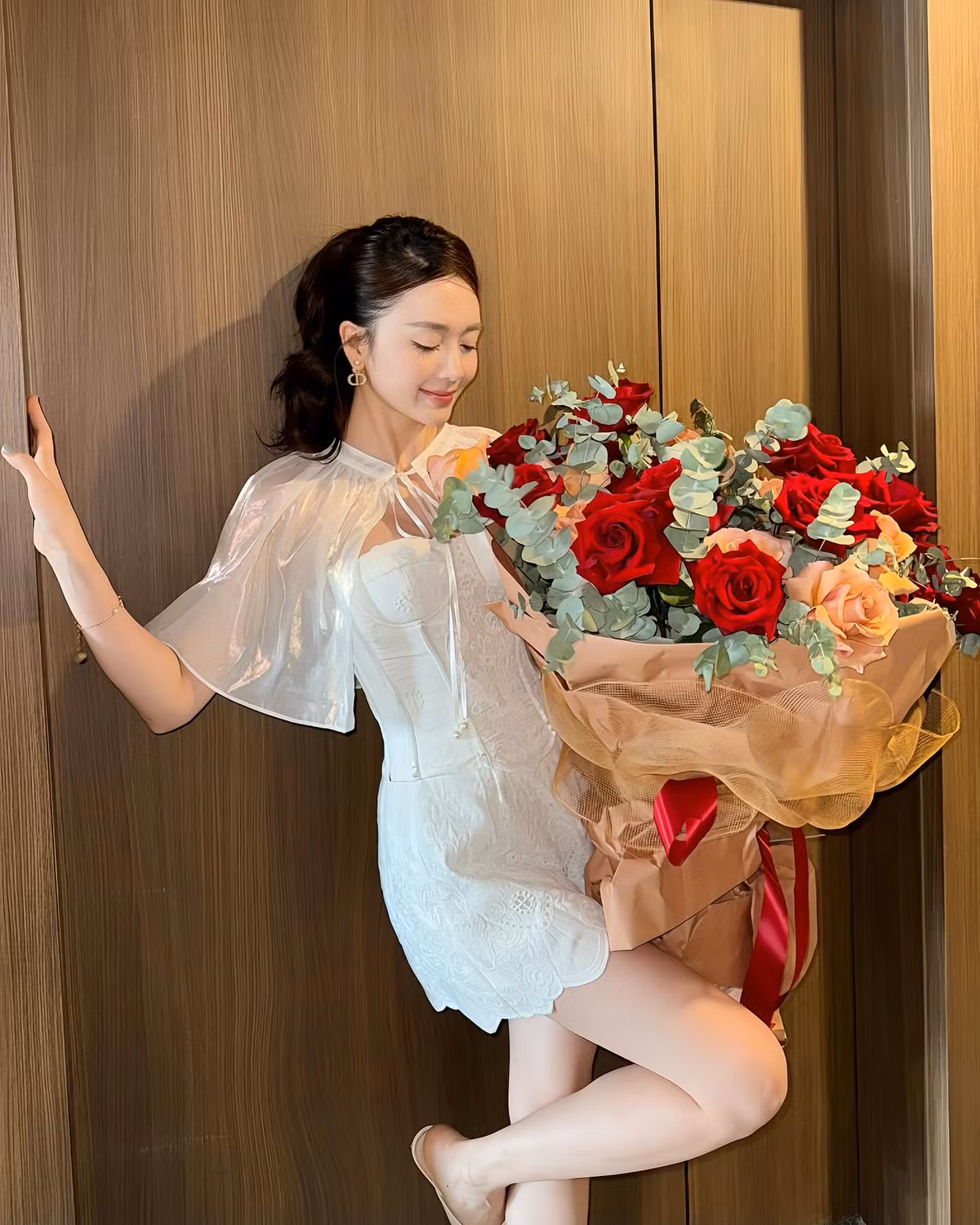 Thiều Bảo Trang xinh đẹp rạng rỡ bên bó hoa hồng. Ảnh: FB Thiều Bảo Trang