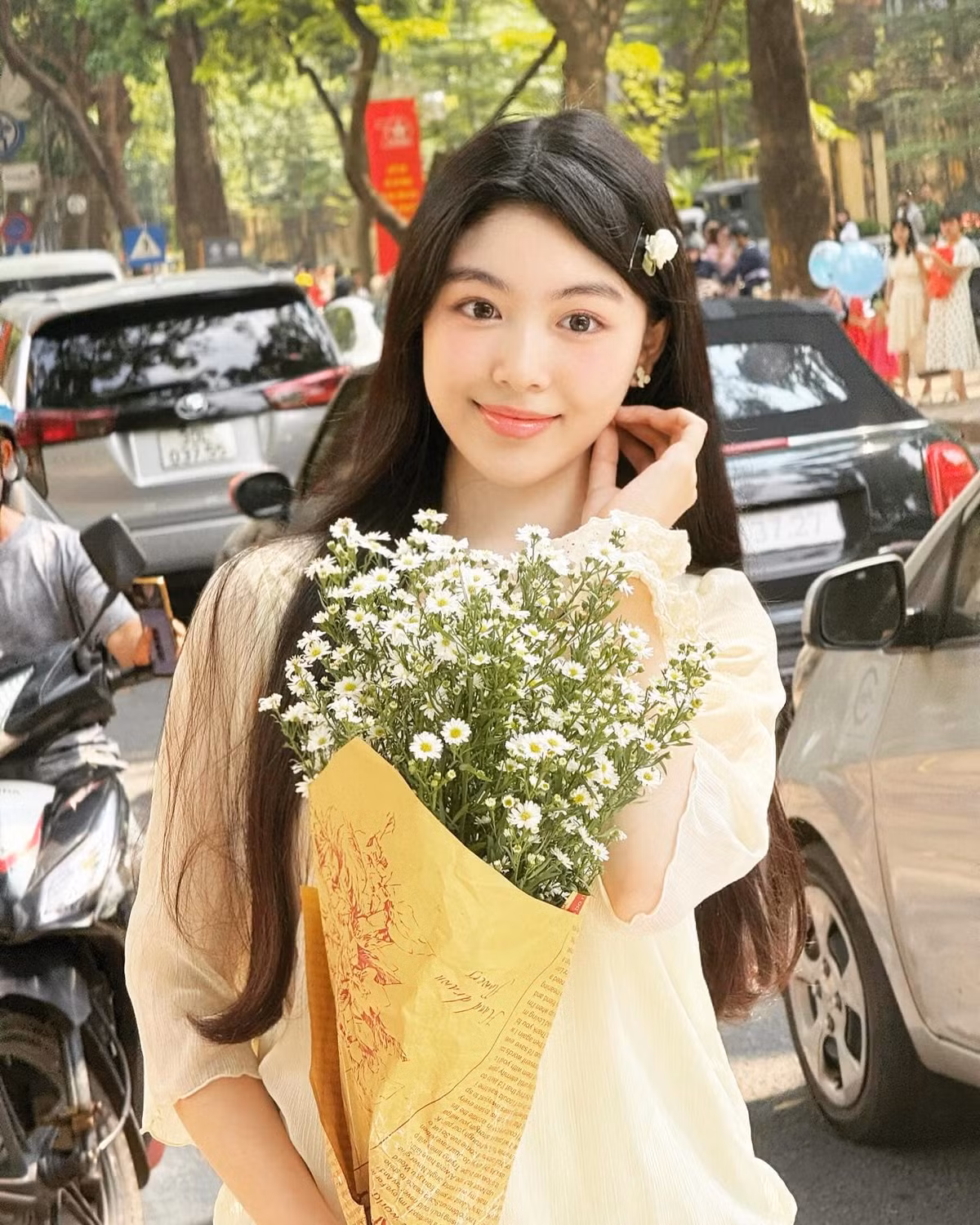 Con gái Quyền Linh - Lọ Lem đăng tải hình ảnh dịu dàng bên hoa cúc, gửi lời chúc ngày 20/10. Ảnh: FB Mai Thảo Linh