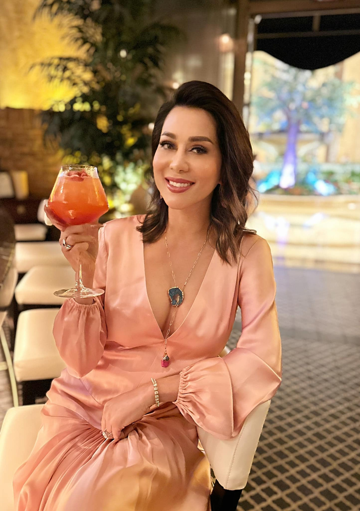 Sở hữu lợi thế hình thể cùng số đo 3 vòng hoàn hảo, MC Kỳ Duyên thường lựa chọn những thiết kế ôm sát hoặc cắt xẻ sâu như một cách khéo léo để tôn lên vòng 1 đầy đặn và gợi cảm cùng đôi chân dài nuột nà. Ảnh: FB Nguyen Cao Ky Duyen