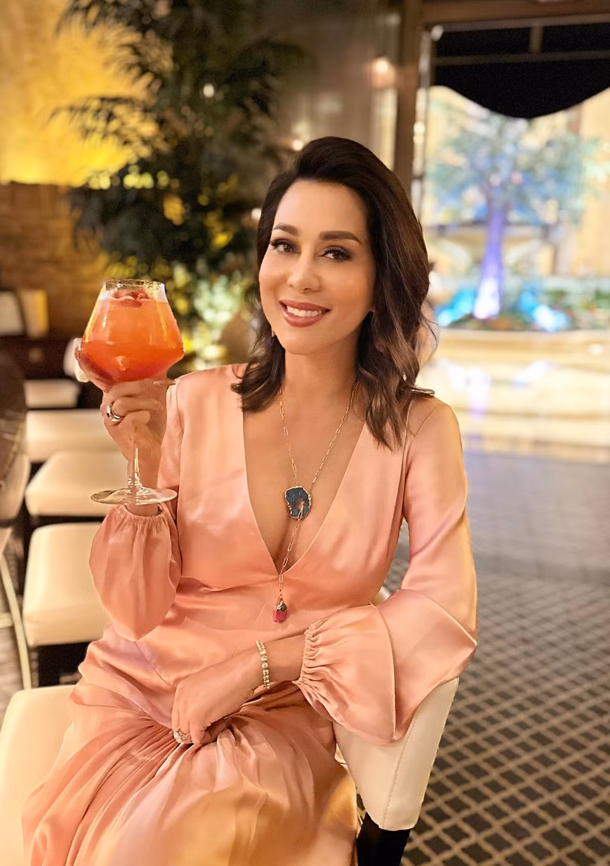 Sở hữu lợi thế hình thể cùng số đo 3 vòng hoàn hảo, MC Kỳ Duyên thường lựa chọn những thiết kế ôm sát hoặc cắt xẻ sâu như một cách khéo léo để tôn lên vòng 1 đầy đặn và gợi cảm cùng đôi chân dài nuột nà. Ảnh: FB Nguyen Cao Ky Duyen