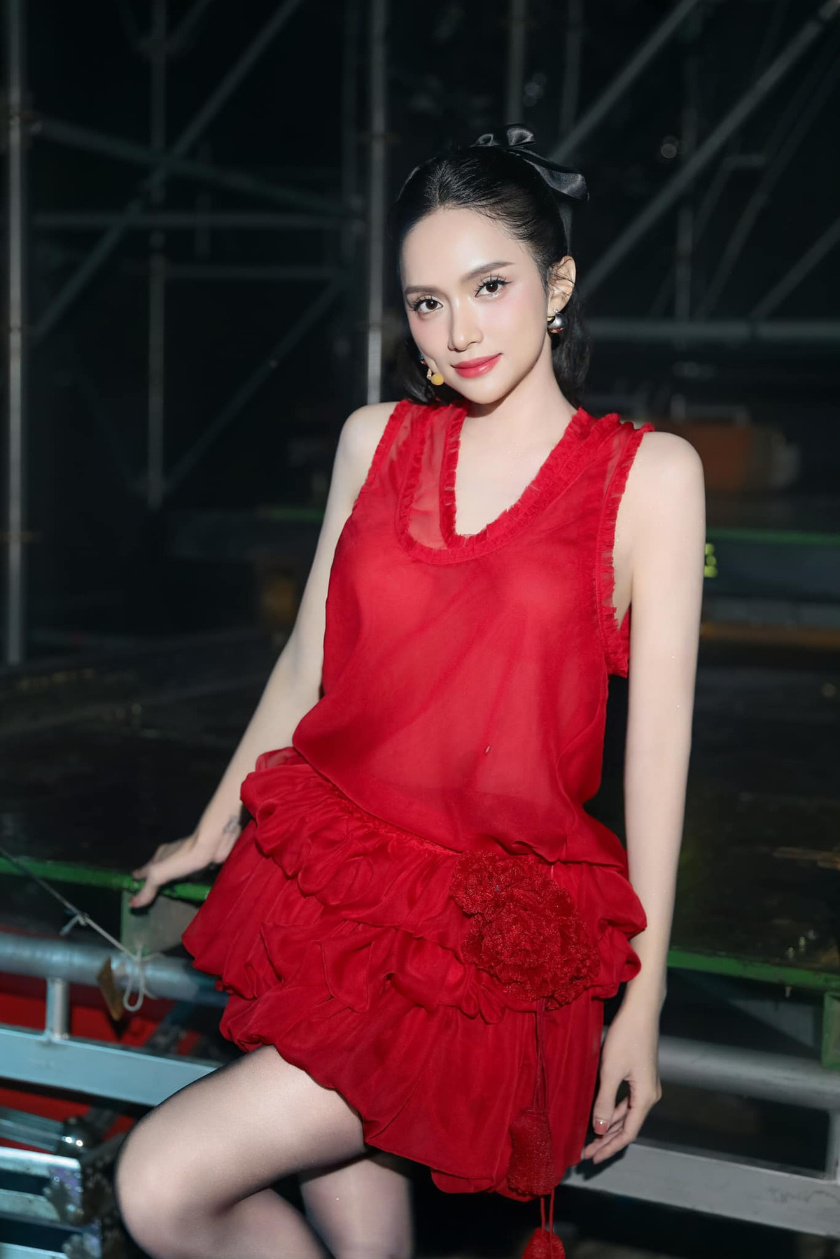 Hoa hậu Hương Giang diện váy đỏ rực tham gia sự kiện. Ảnh: FB Nguyễn Hương Giang