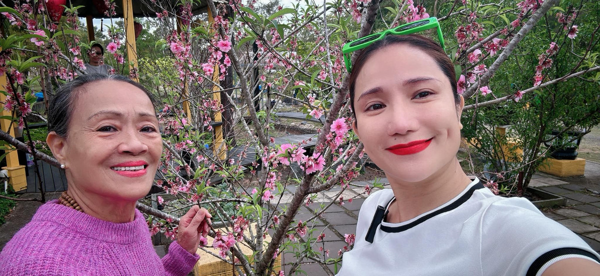 MC Cát Tường chia sẻ: "Vu Lan năm nay hạnh phúc khi được ở cùng ba mẹ và gia đình .. cùng đi lễ chùa ở Úc". Ảnh: FB Nguyễn Trí Cát Tường