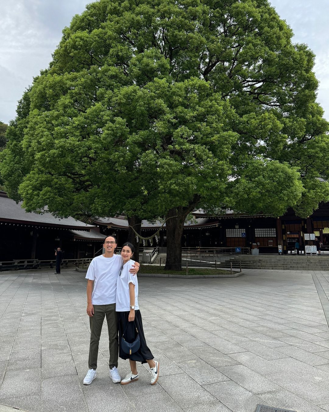 Diễn viên Tăng Thanh Hà chụp hình kỷ niệm bên chồng trong chuyến du lịch nước ngoài. Ảnh: IG hatangthanh