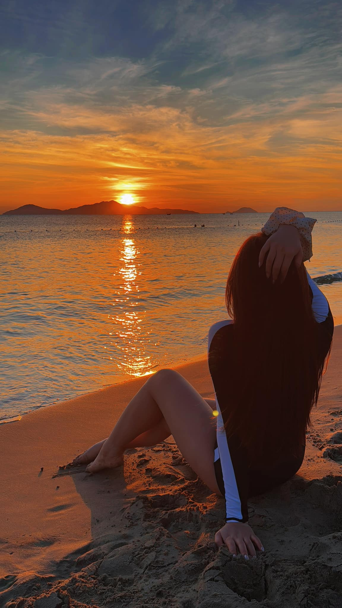 Diễn viên Quỳnh Kool khoe dáng ở biển. Ảnh: FB Quỳnh Nguyễn