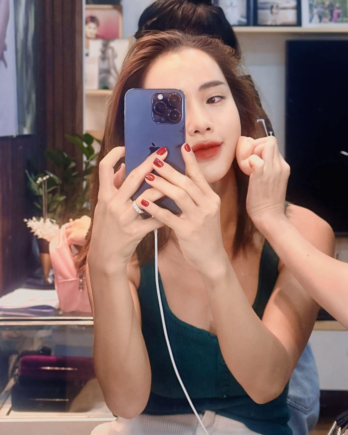 Cựu người mẫu Kim Cương make-up kỹ càng chuẩn bị đi ra mắt phim. Ảnh: FB Võ Kim Cương