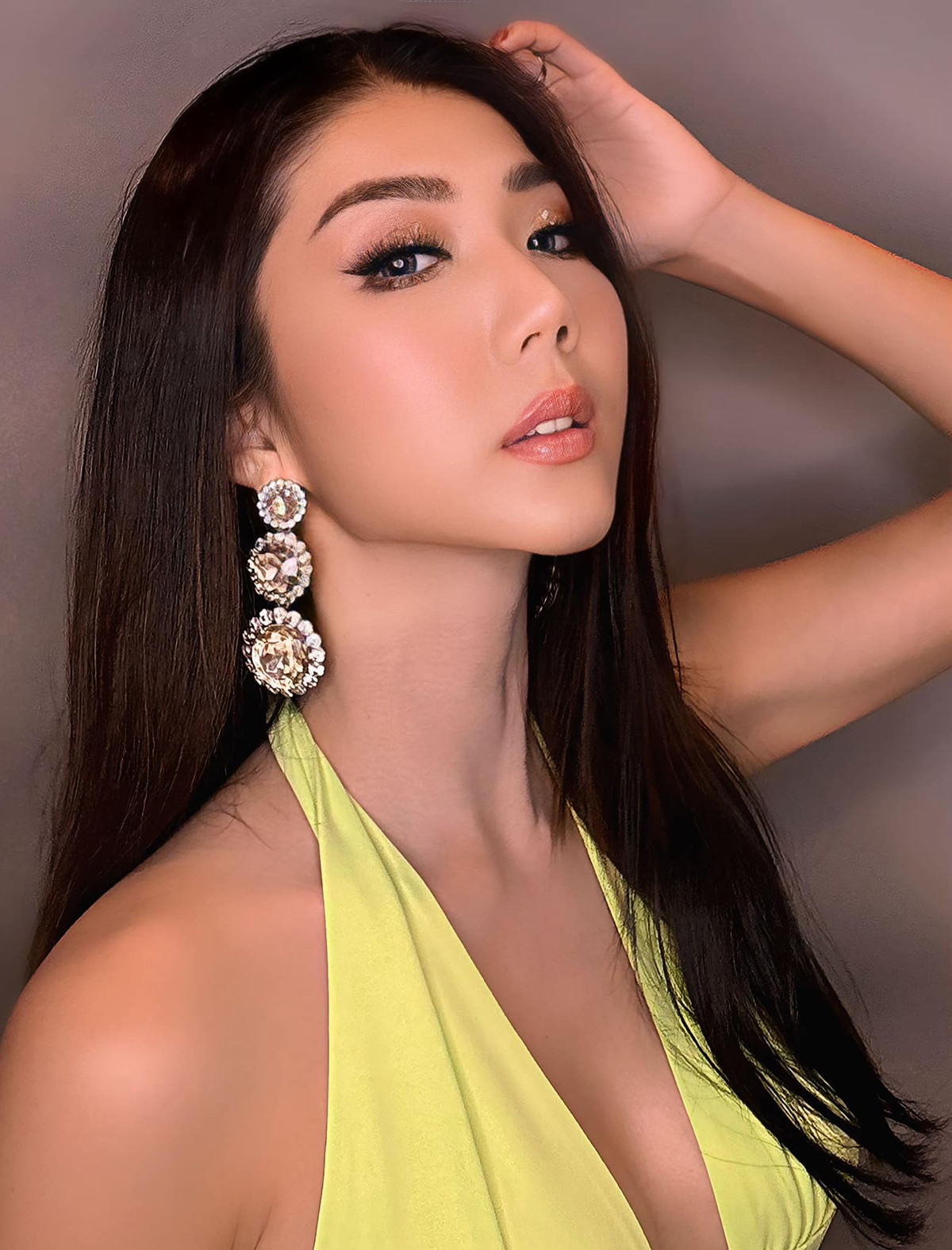  Tin tức sao Việt 30/8: Cựu mẫu Ngọc Quyên ăn mặc gợi cảm, trang điểm đậm, cô chia sẻ: "Một layout lồng lộn!". Ảnh: FB Ngoc Quyen