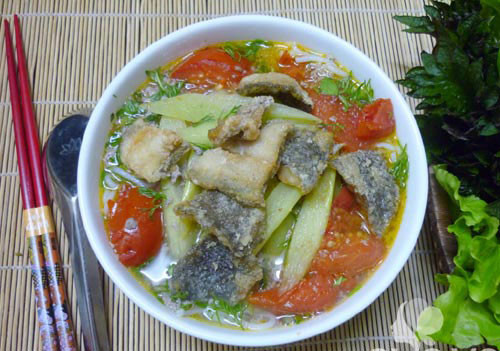 Khi chọn mua cá rô đồng, chúng ta nên chọn những con cá còn tươi sống, mắt sáng, vảy bóng, mang đỏ tươi. Để bảo quản cá rô đồng có thể làm sạch và bảo quản trong ngăn mát tủ lạnh hoặc làm đông để dùng dần. Ảnh: Gia đình &amp; Xã hội