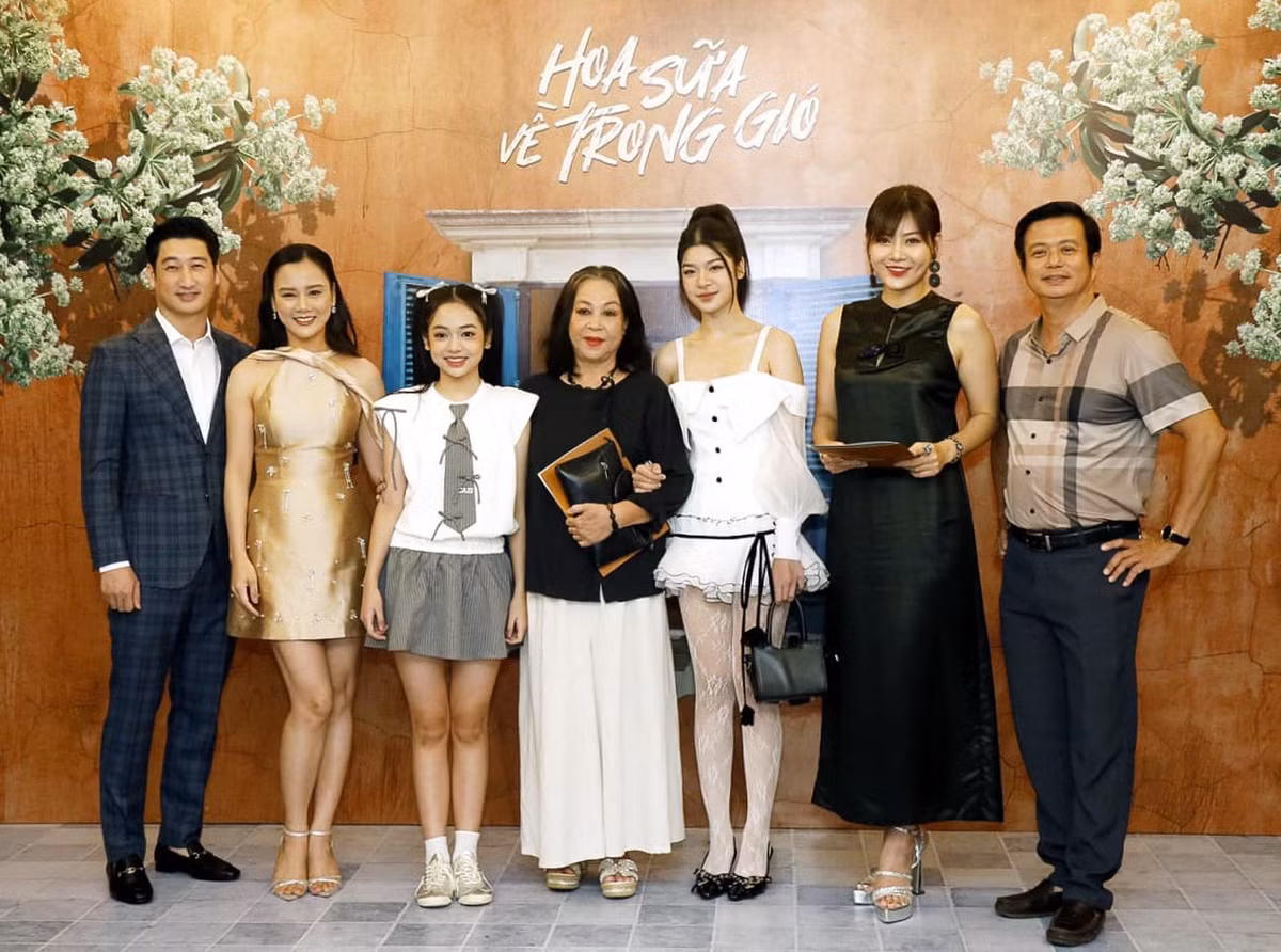 Buổi ra mắt bộ phim Hoa sữa về trong gió đã diễn ra tại Hà Nội. Bên cạnh dàn diễn viên chính như NSƯT Thanh Quý, NSƯT Bá Anh, Thanh Hương..., Võ Hoài Anh - con gái tài tử Võ Hoài Nam cũng thu hút sự chú ý. Ảnh: FB Vo Hoai Anh