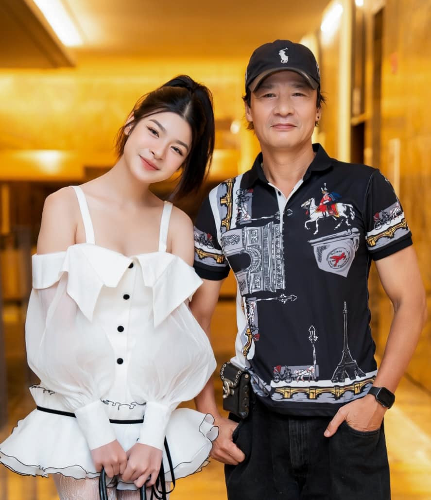 Con gái Võ Hoài Nam cho biết, đây là lần đầu tiên cô đóng phim. Trong buổi họp báo Hoài Anh gây chú ý bởi vóc dáng cao ráo, nhan sắc xinh đẹp nổi bật. Ảnh: FB Vo Hoai Anh