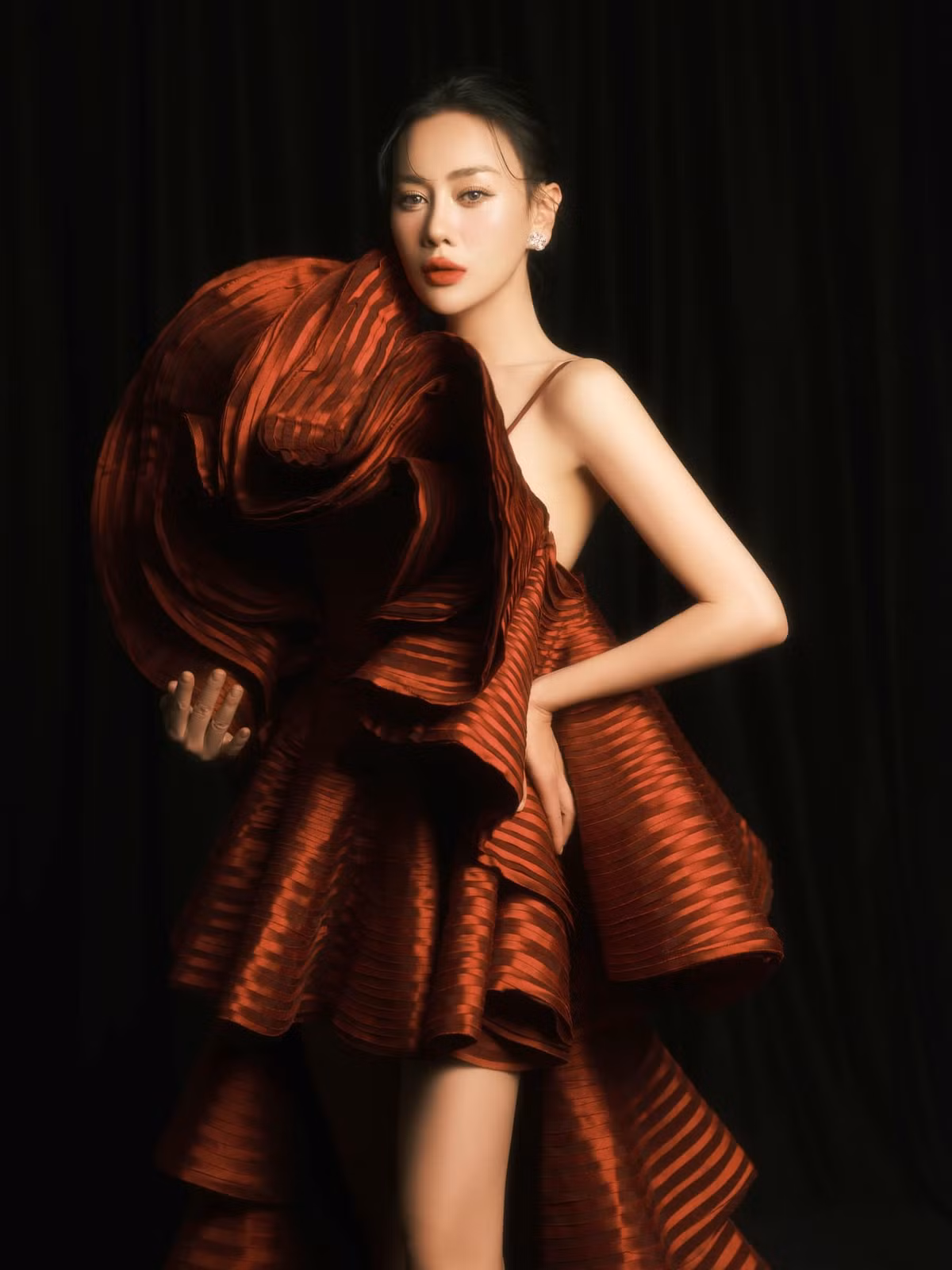 Diễn viên Phương Oanh mặc váy đỏ gợi cảm, điểm nhấn là thiết kế hoa to bản trước ngực. Ảnh: FB Đỗ Phương Oanh