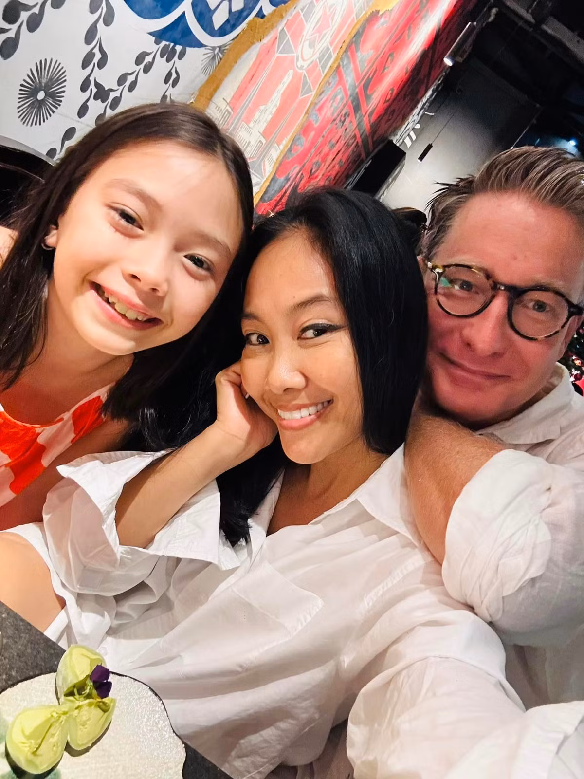 Đoan Trang cùng gia đình đi ăn. Ảnh: FB Doan Trang