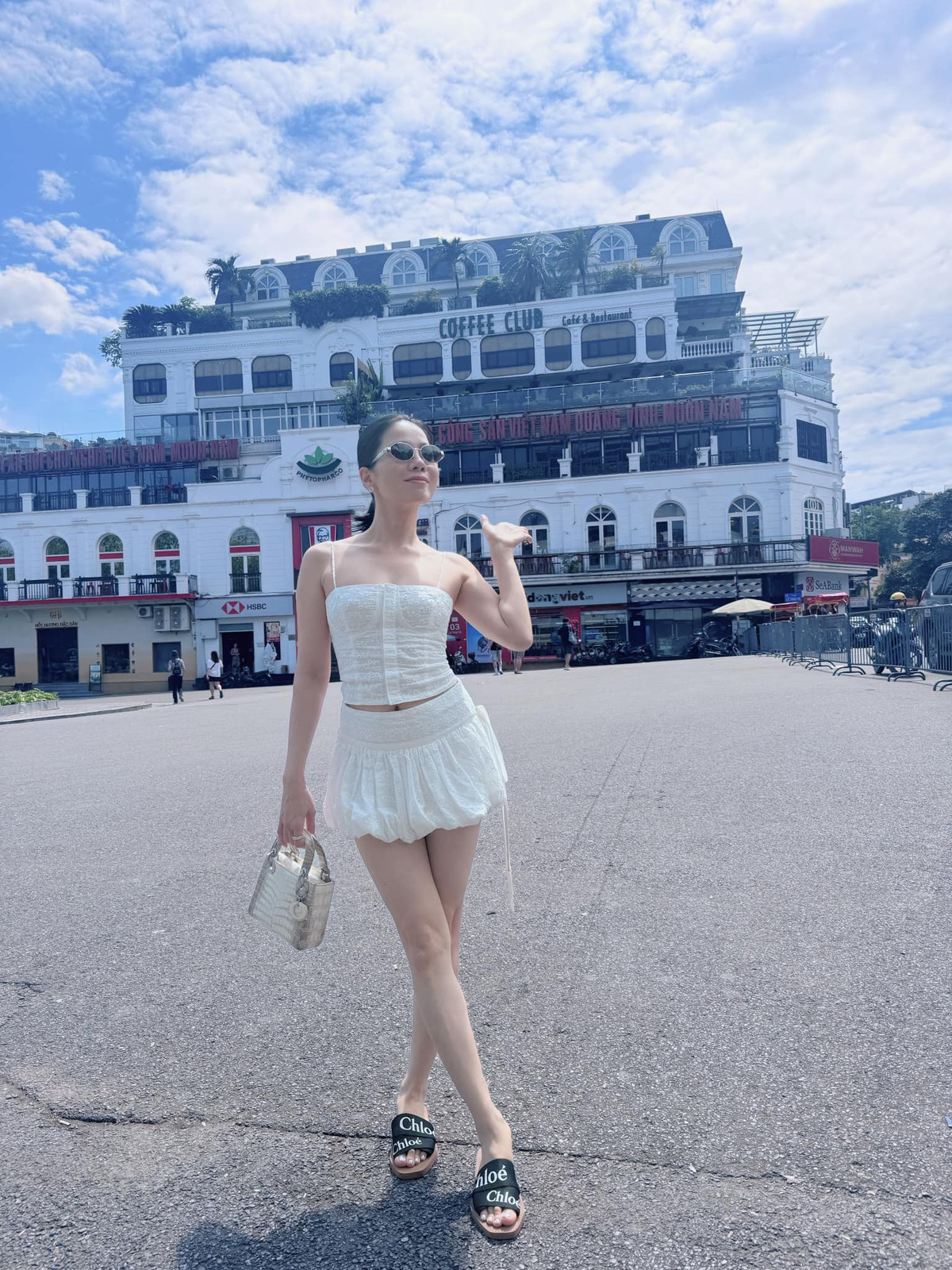 Ca sĩ Lệ Quyên tiết lộ không có stylist mà tự phối đồ đi diễn suốt 25 năm nay.