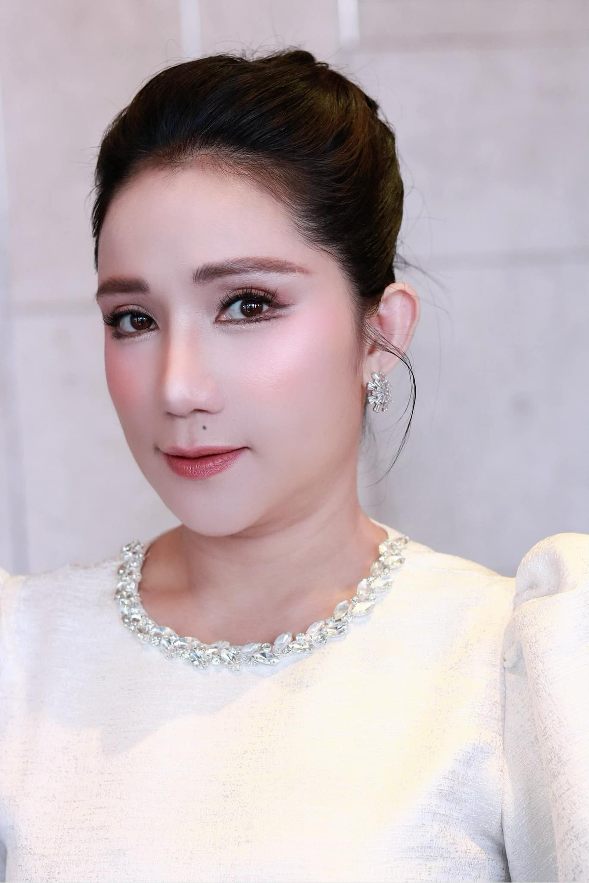 MC Cát Tường make up sắc sảo.