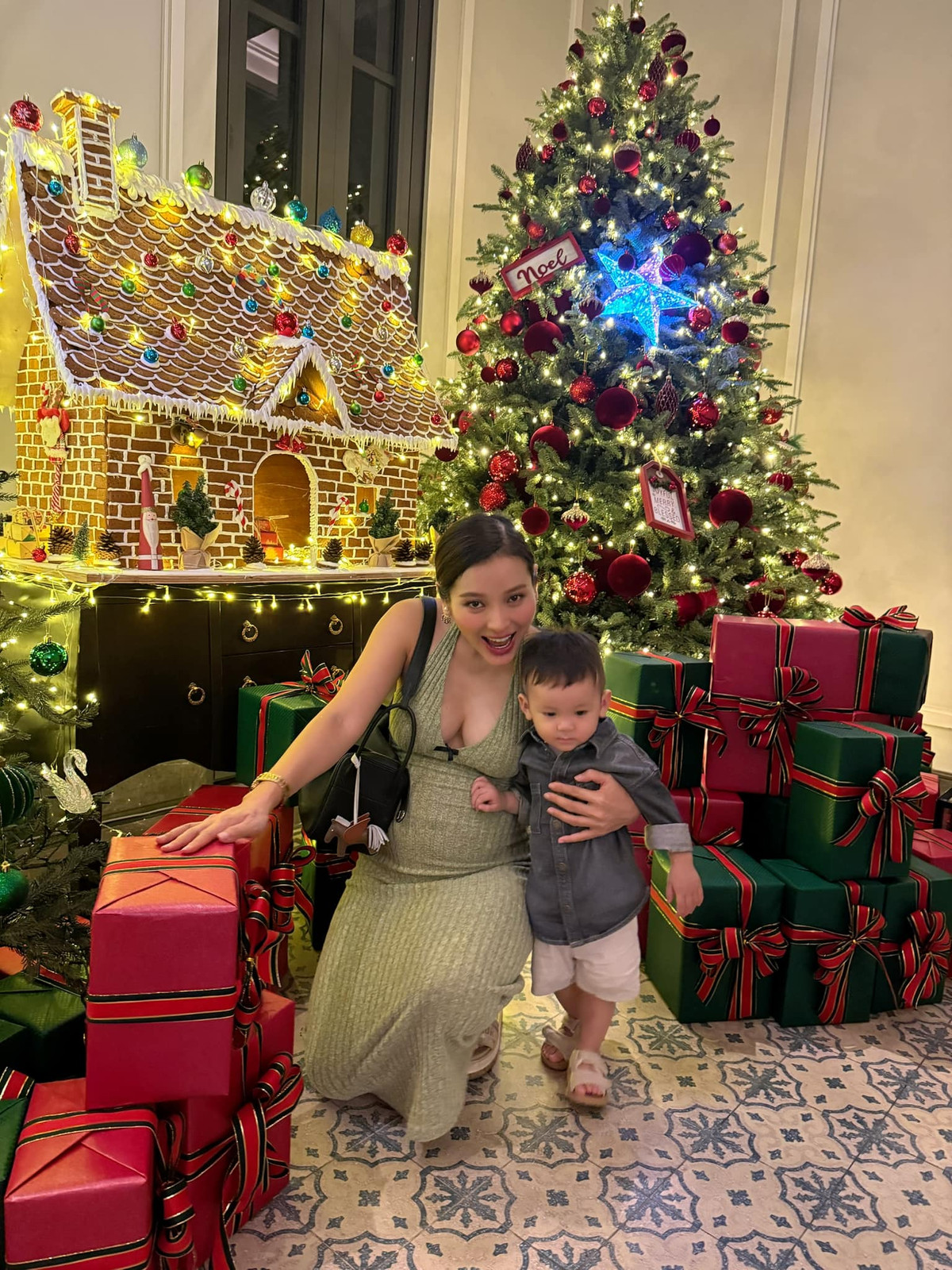 Ca sĩ Phương Trinh Jolie mặc đầm bó khoe bụng bầu 31 tuần. Ảnh: FB Phương Trinh Jolie