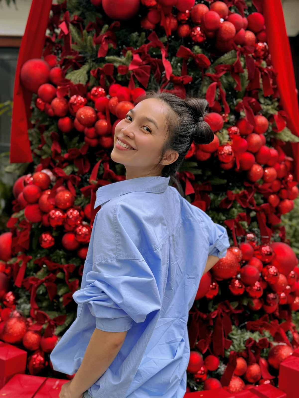 "Thà dậy trễ đỡ buồn ngủ còn hơn... dậy sớm mà mệt. Chúc tháng Noel hạnh phúc nhé", Hiền Thục viết. Ảnh: FB Hien Thuc