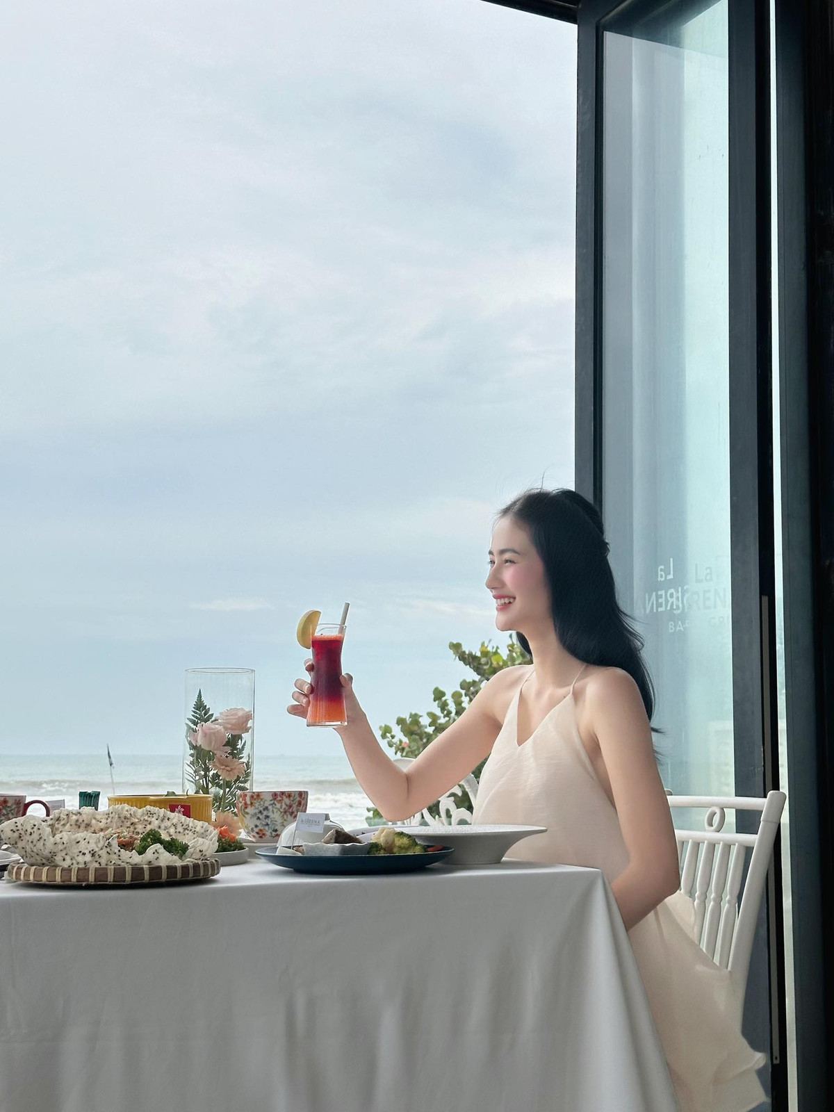 Hoa hậu Ý Nhi thưởng thức bữa trưa ở Vũng Tàu. Ảnh: FB Huỳnh Trần Ý Nhi