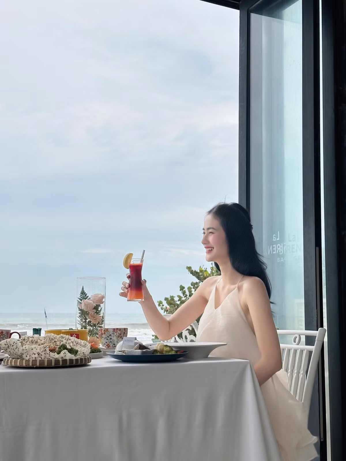 Hoa hậu Ý Nhi thưởng thức bữa trưa ở Vũng Tàu. Ảnh: FB Huỳnh Trần Ý Nhi