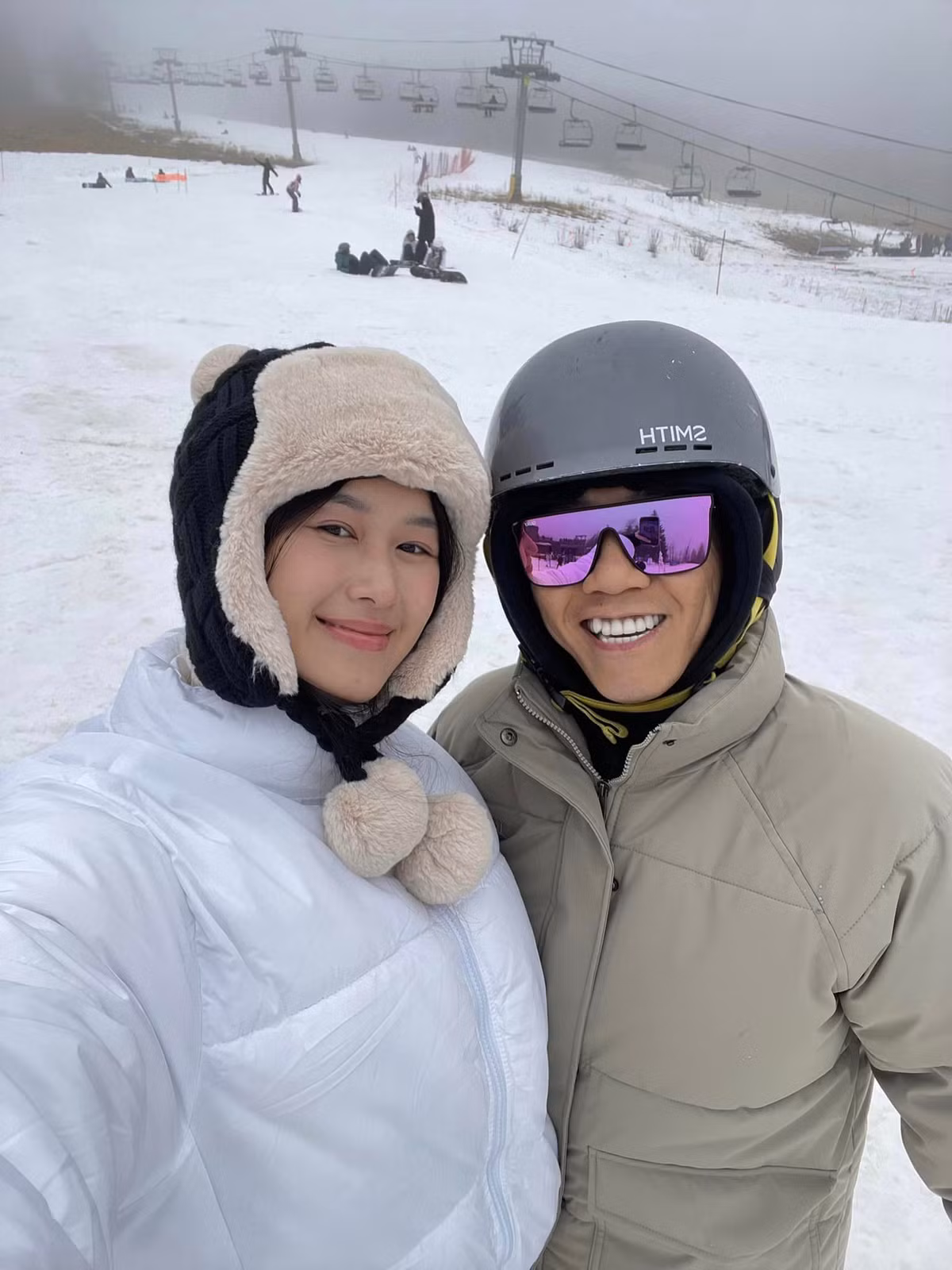  Tin tức sao Việt 3/12: Vợ chồng diễn viên Anh Đức check-in ở Mỹ: "Lần đầu tiên được đi trượt tuyết, mà không có trượt, lết không à". Ảnh: FB Ta Anh Duc