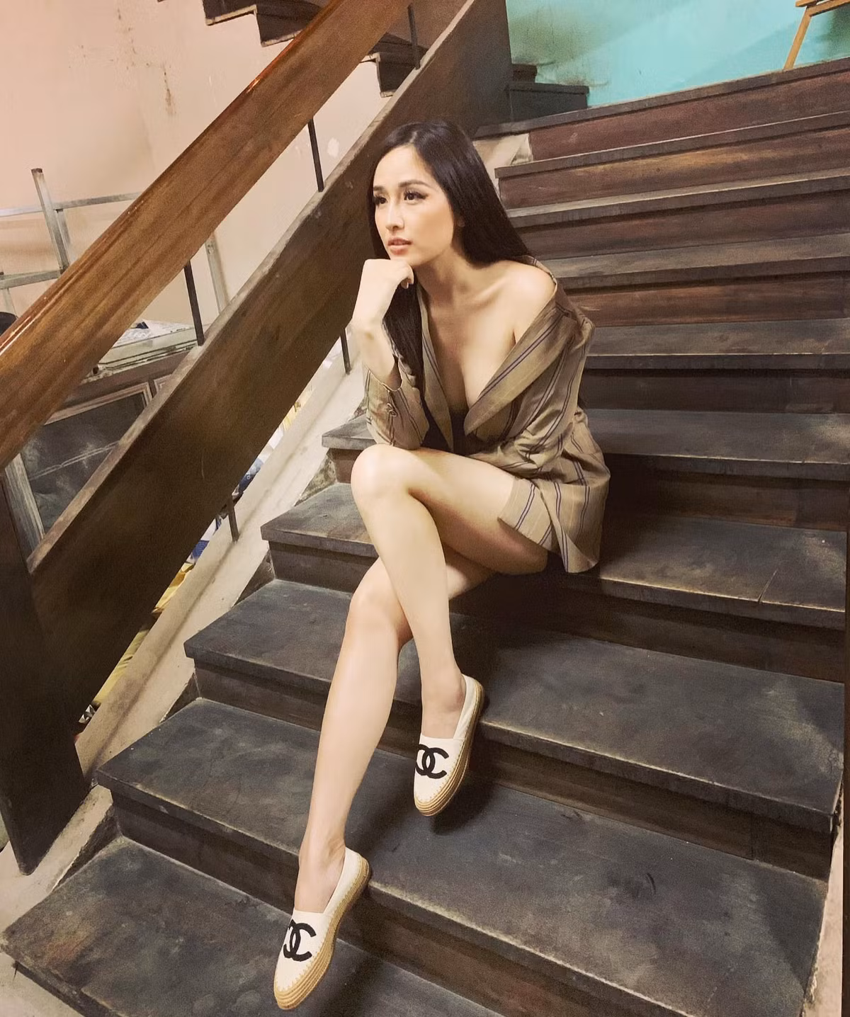 Hoa hậu Mai Phương Thúy hỏi: "Xin hỏi em stylist là cái áo nâu này của tôi đâu". Ảnh: FB Mai Phuong Thuy
