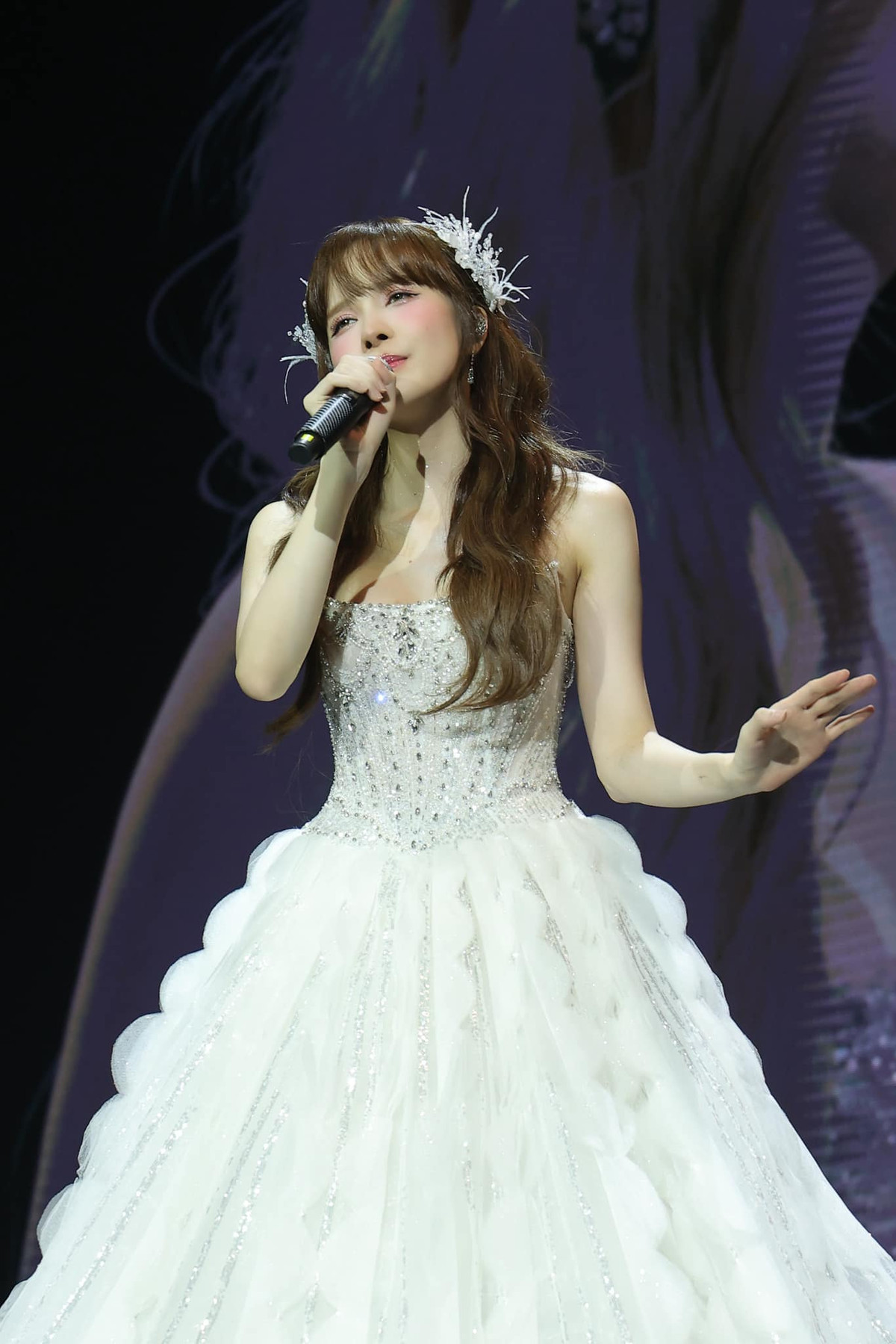 Thiều Bảo Trâm cảm thấy: "Hạnh phúc ngập tràn khi tiếng hát của mình chạm tới trái tim của khán giả". Ảnh: FB Thiều Trâm