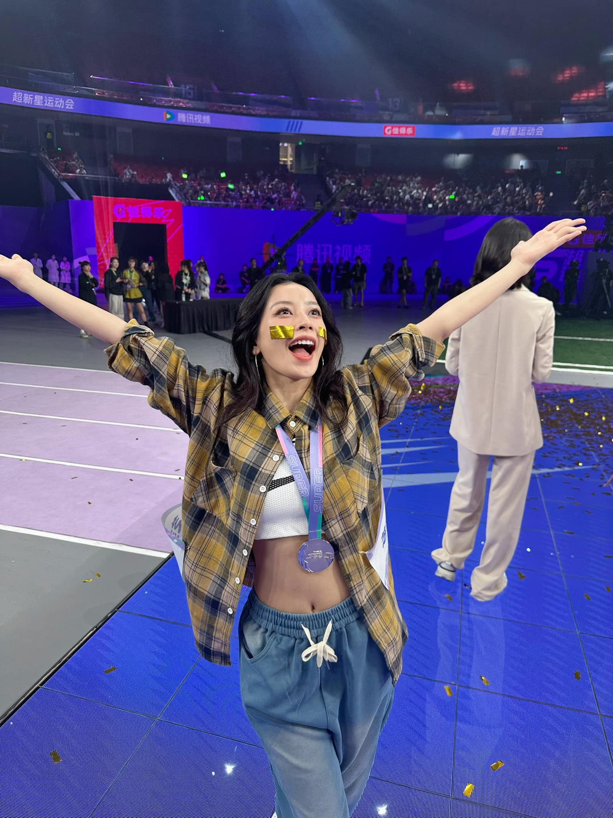 Chi Pu hào hứng khoe giành huy chương Bạc môn bắn cung nữ, thuộc khuôn khổ Đại hội thể thao Siêu tân tinh - Super Novae Games 2024 tại Trung Quốc. Ảnh: FB Chi Pu