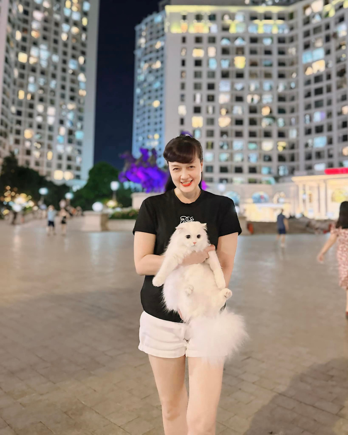 Nghệ sĩ Vân Dung đưa thú cưng đi chơi Trung Thu sớm. Ảnh: FB Vân Dung