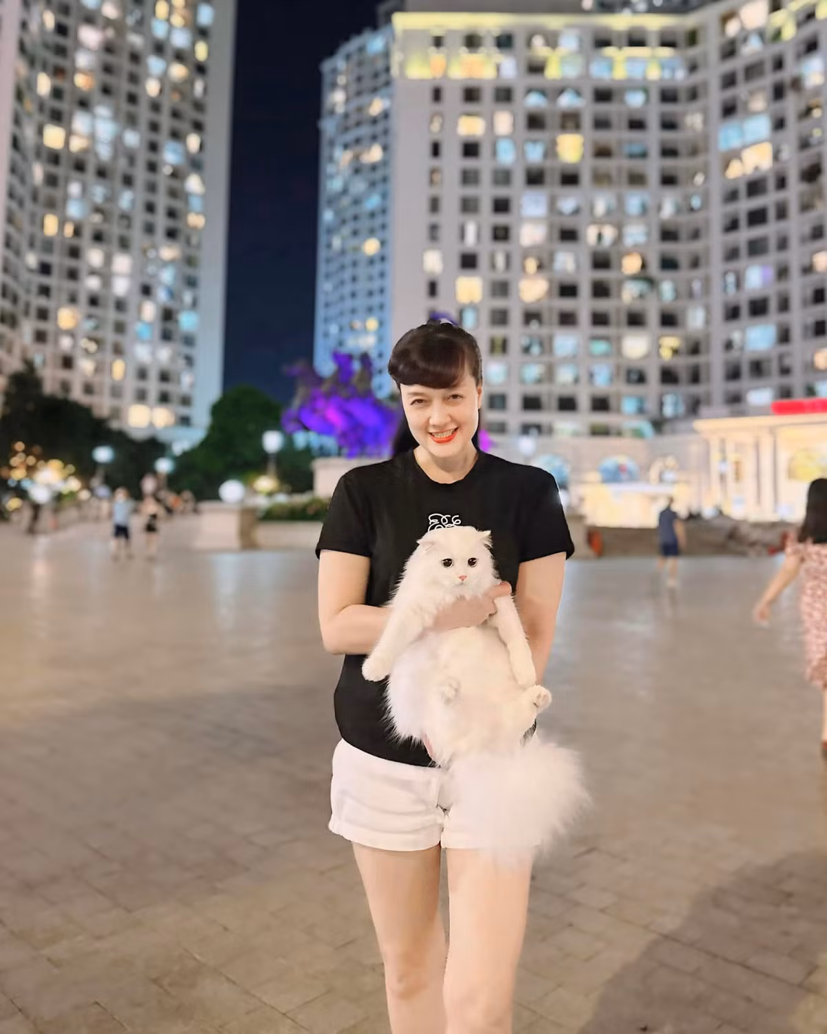 Nghệ sĩ Vân Dung đưa thú cưng đi chơi Trung Thu sớm. Ảnh: FB Vân Dung