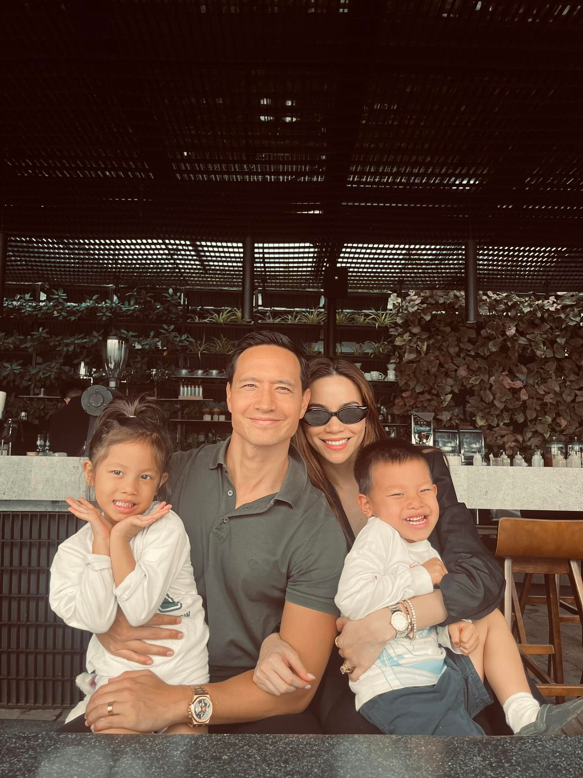 Kim Lý đăng ảnh gia đình hạnh phúc: "Xin chào tháng 9". Ảnh: FB Kim Ly