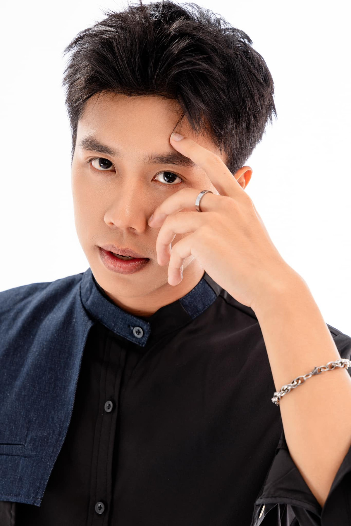 Diễn viên Long Vũ - con trai nghệ sĩ Vân Dung chia sẻ ảnh mới đính kèm trạng thái: "Giỏi ngữ văn nên anh dễ đi vần. Em mà đổ thì anh dẫn đi về". Ảnh: FB Nguyễn Long Vũ