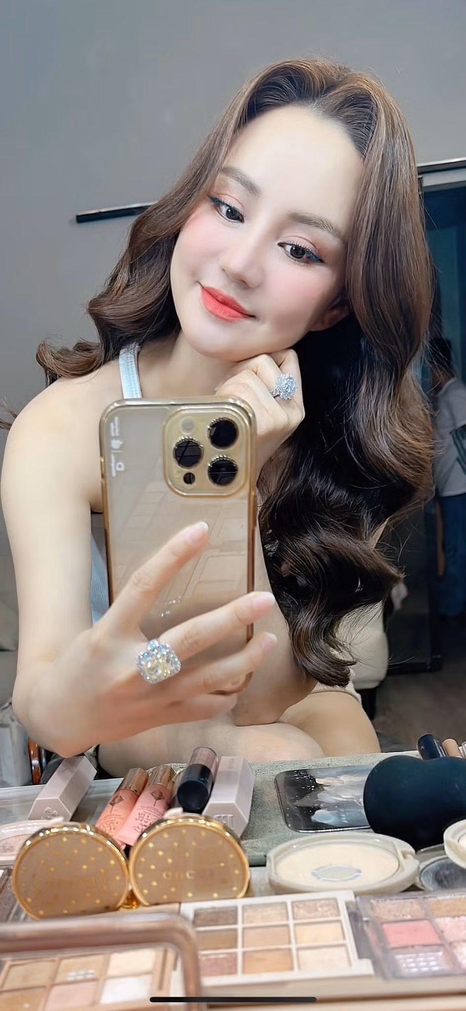 Những hình ảnh gần đây cho thấy nhan sắc Vy Oanh hoàn toàn thay đổi. Ảnh: FB Nguyễn Vy Oanh