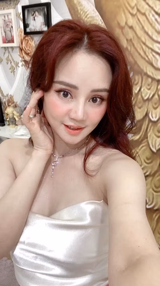 Đến nay, phong cách của giọng ca "Đồng xanh" đã có nhiều thay đổi, sang xịn hơn. Ảnh: FB Nguyễn Vy Oanh
