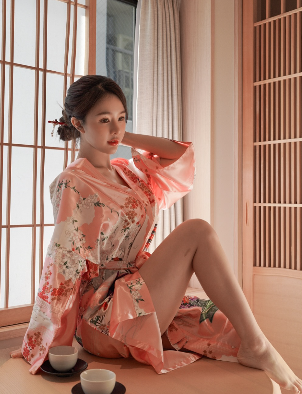 Chiếc áo choàng gần như chỉ phụ hoạ thêm cho vóc dáng gợi cảm, táo bạo của nữ DJ này.