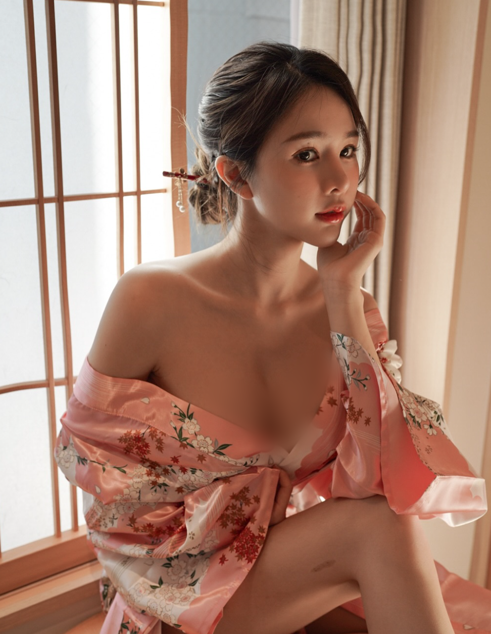 Trong chuyến du lịch Nhật Bản, Valent Woo khoác áo kimono chất liệu lụa, tuy nhiên cô lại buông áo quá vai, để lộ thềm ngực "khủng".