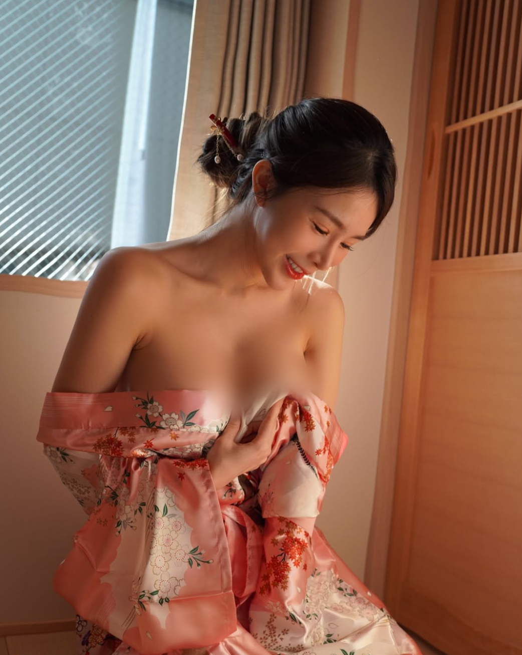 Những hình ảnh táo bạo của hot girl này tiếp tục khiến nhiều người "nóng mắt".