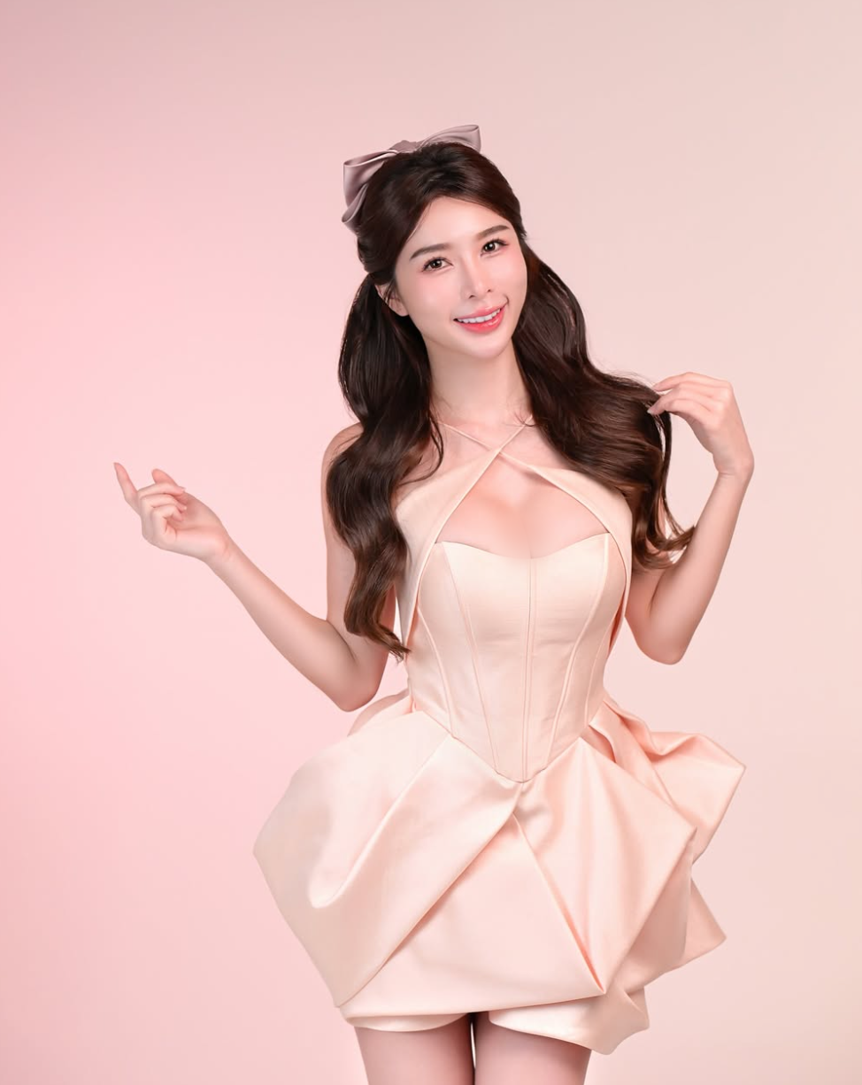 Chẳng những được trời phú cho tài năng âm nhạc khiến người ta phải ngả mũ, nữ DJ sinh năm 1993 còn sở hữu sắc vóc vô cùng quyến rũ.